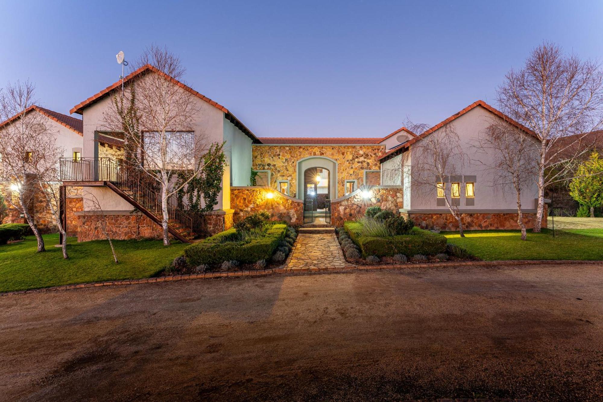 Mount High Luxury Country Estate Villa