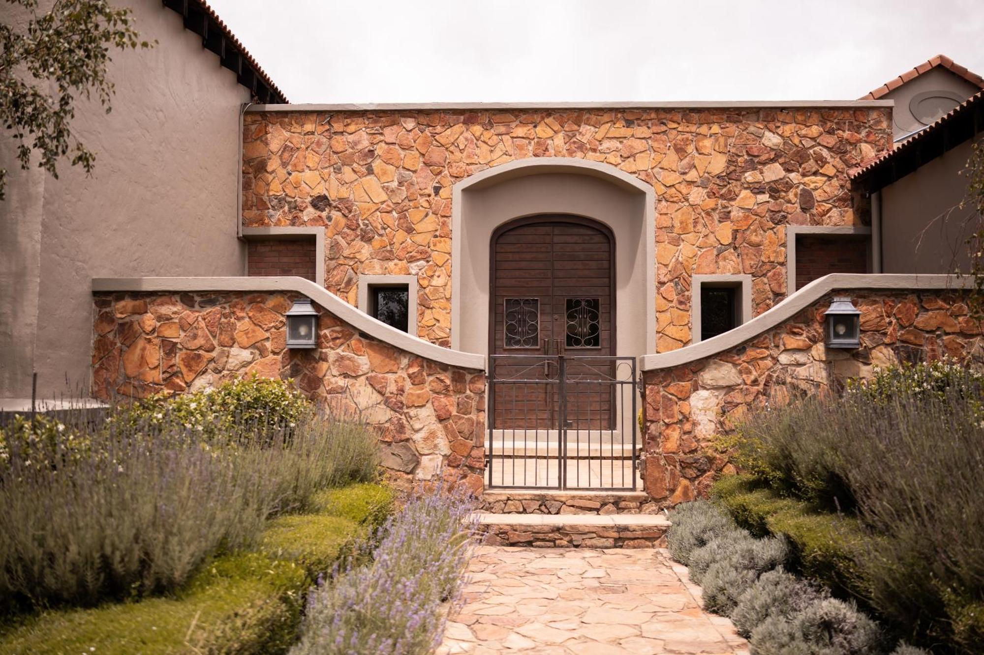 Mount High Luxury Country Estate Villa